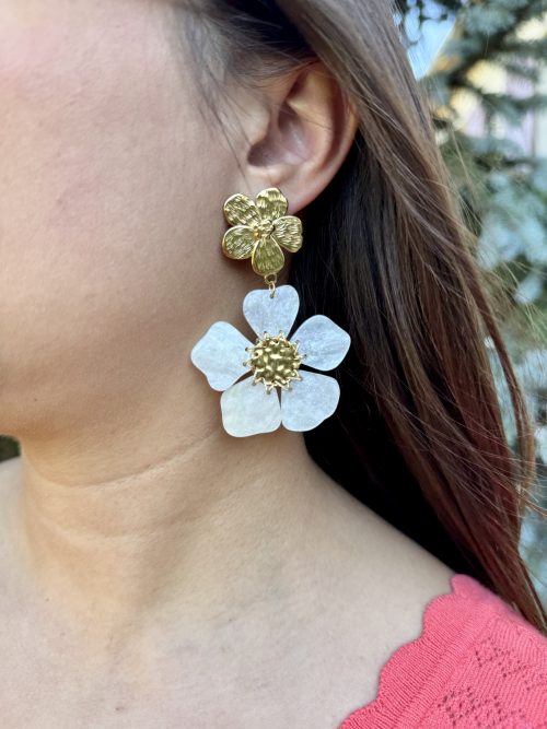 Boucles d'oreilles pendantes fleurs blanches