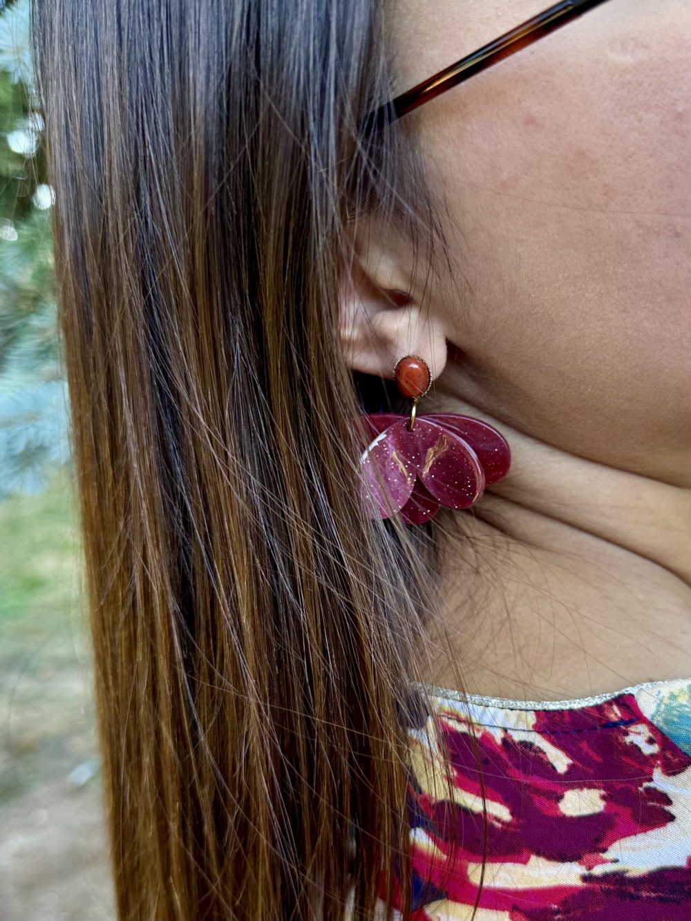 Boucles d'oreilles pétales bordeaux – Image 2